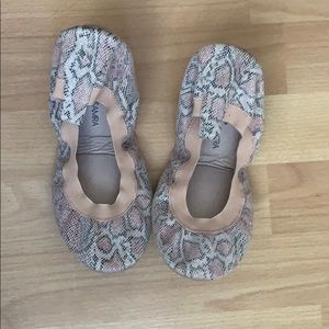 Yosi Samra pink snake print flats